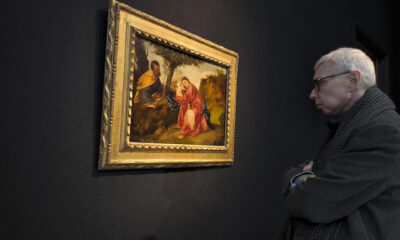 Un hombre observa la obra "Descanso en la huida a Egipto" de Tiziano, que fue descubierta metida en una bolsa de plástico en una parada de autobús en Richmond (Londres), y que este martes sale a la venta en una subasta de la casa Christie's. Pintado cuando el artista tenía apenas 20 años, esta obra maestra fue documentada por primera vez en la colección de un marchante de especias veneciano a comienzos del siglo XVII. EFE/ G. Garrido
