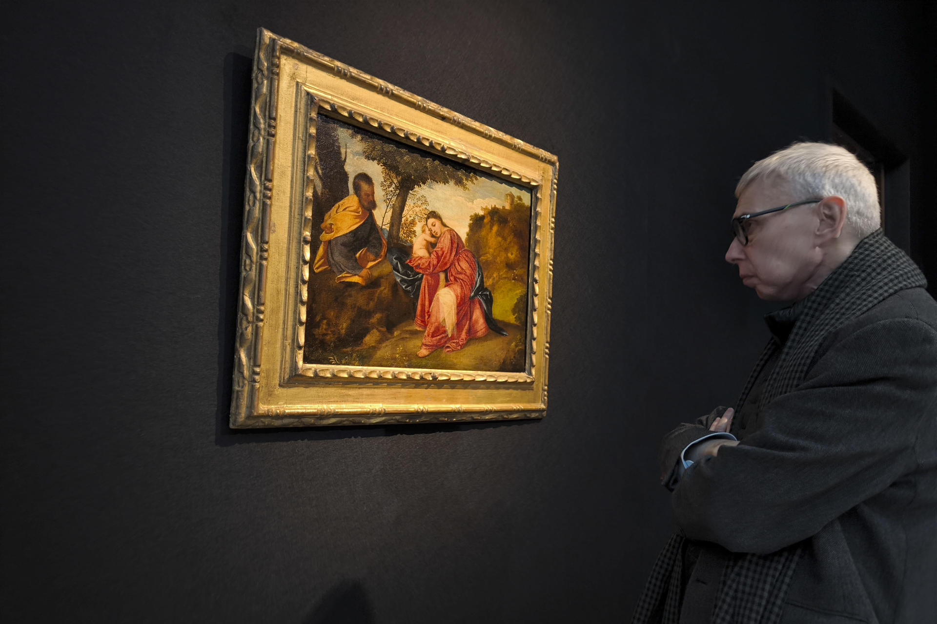 Un hombre observa la obra "Descanso en la huida a Egipto" de Tiziano, que fue descubierta metida en una bolsa de plástico en una parada de autobús en Richmond (Londres), y que este martes sale a la venta en una subasta de la casa Christie's. Pintado cuando el artista tenía apenas 20 años, esta obra maestra fue documentada por primera vez en la colección de un marchante de especias veneciano a comienzos del siglo XVII. EFE/ G. Garrido