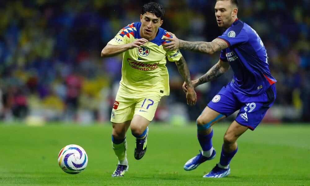 Alejandro Zendejas (i) del América disputa un balón ante Carlos Rotondi (d) de Cruz Azul. Imagen de archivo. EFE/Sáshenka Gutiérrez