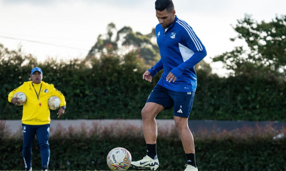 Fotografía cedida este jueves, 4 de julio, por Millonarios Fútbol Club en la que se registró al delantero colombiano Radamel Falcao García, durante su primera jornada de entrenamiento con el equipo, en Bogotá (Colombia). EFE/Millonarios Fútbol Club