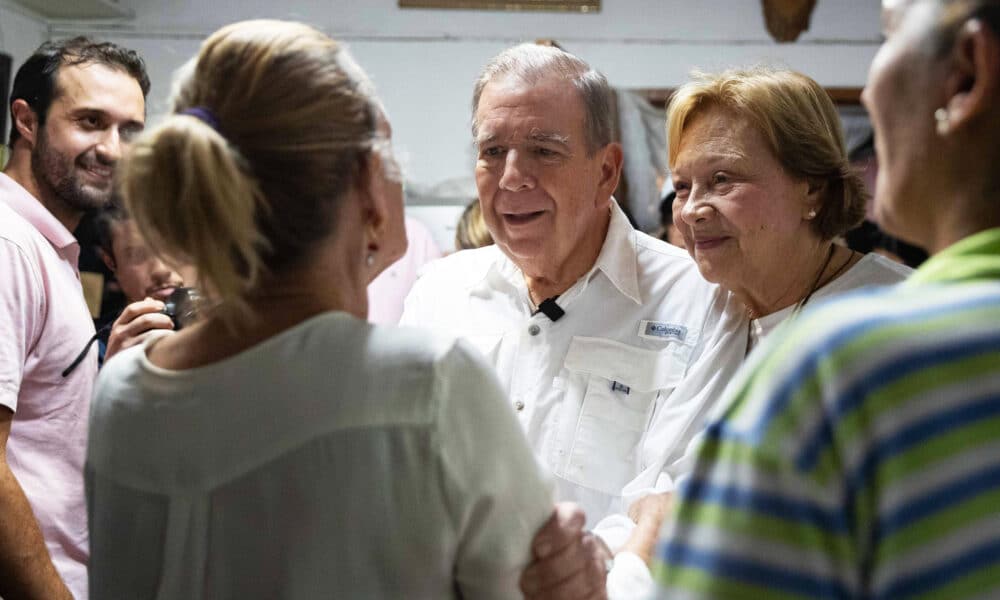 El candidato opositor Edmundo González y su esposa Mercedes López hablan con una mujer durante un acto este miércoles en Caracas (Venezuela). EFE/ Ronald Peña R