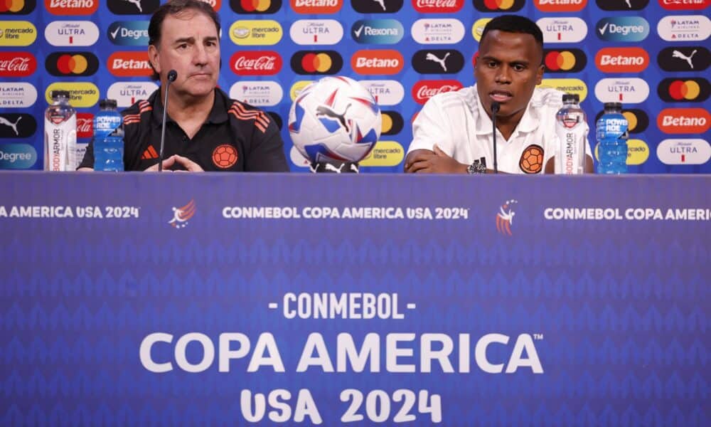 El seleccionador de Colombia, Néstor Lorenzo (i), y el centrocampista cafetero Jhon Arias (d) fueron registrados este viernes, 5 de julio, durante la rueda de prensa previa al partido de cuartos de final de la Copa América 2024 contra Panamá, en el estadio State Farm de Glendale (Arizona, EE.UU.). EFE/John G. Mabanglo