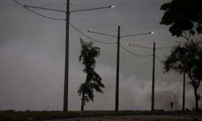 Fotografía del fuerte oleaje durante el paso del huracán Beryl por el malecón de Santo Domingo (República Dominicana). EFE/ Orlando Barría