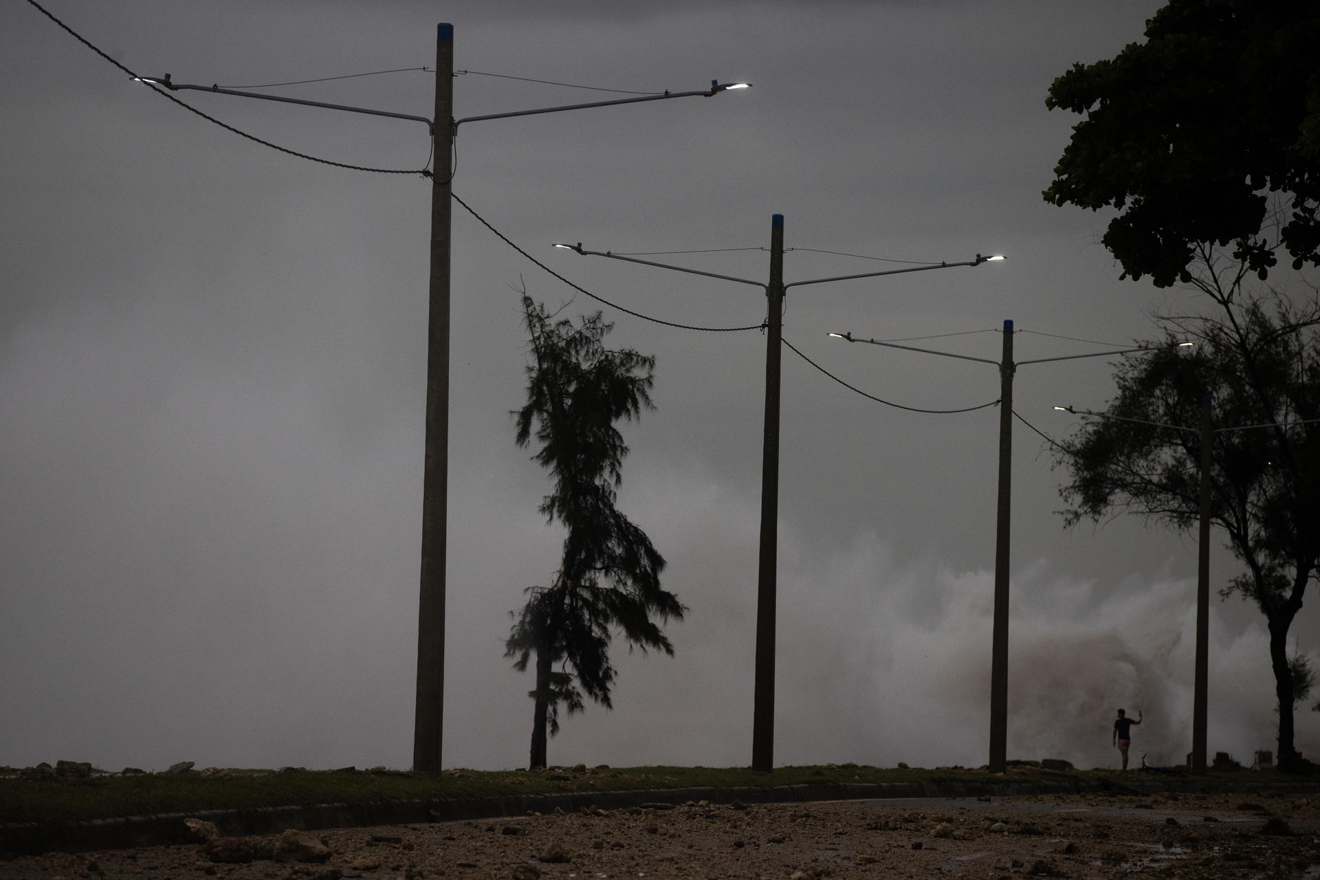 Fotografía del fuerte oleaje durante el paso del huracán Beryl por el malecón de Santo Domingo (República Dominicana). EFE/ Orlando Barría