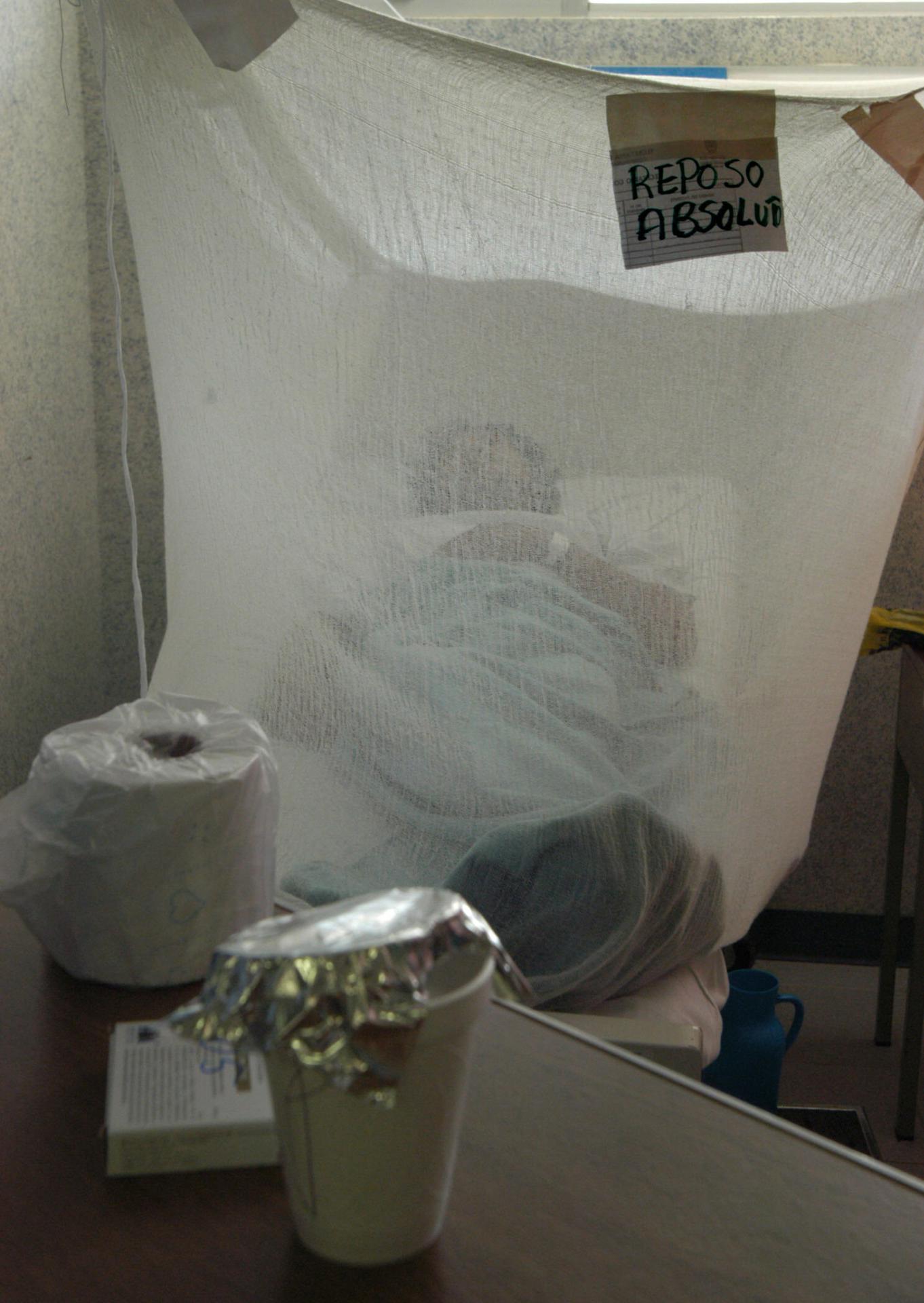 Imagen de archivo de un enfermo del dengue hemorrágico que permanece en el Hospital General del Estado de Veracruz. EFE/Francisco Martín