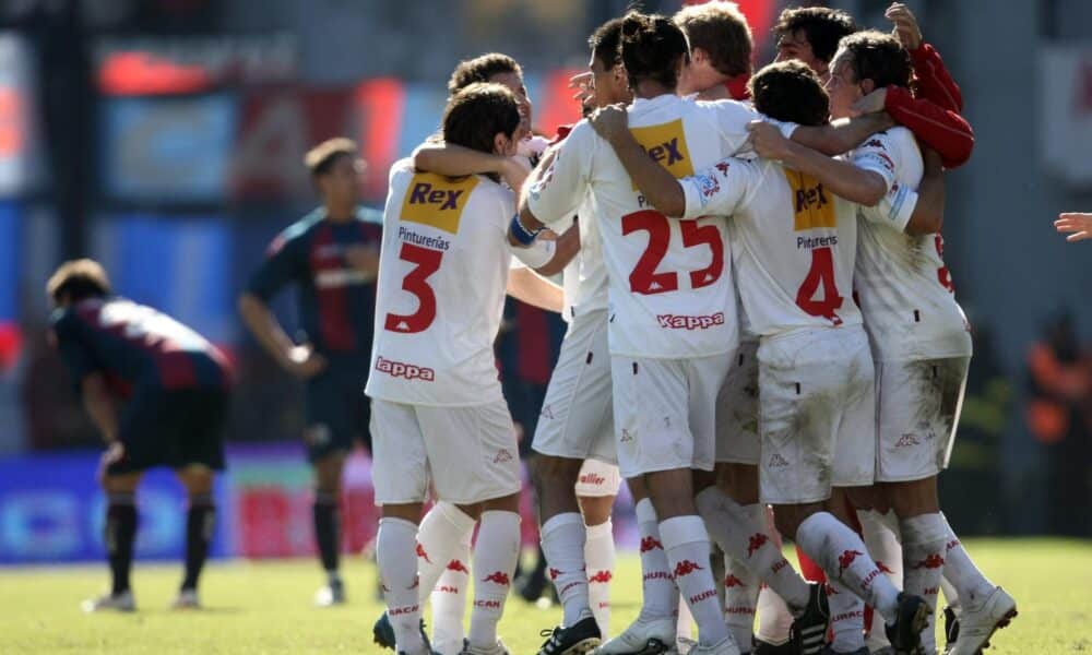 Fotografía de archivo en la que se registró una celebración de jugadores de Huracán tras anotarle un gol a San Lorenzo de Almagro, en Buenos Aires (Argentina). EFE/Cézaro de Luca