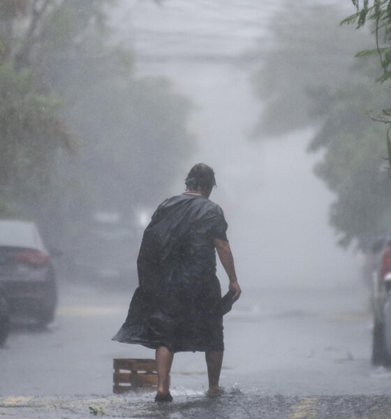 Una persona camina bajo la lluvia en Monterrey, Nuevo León (México). Imagen de archivo. EFE/ Miguel Sierra