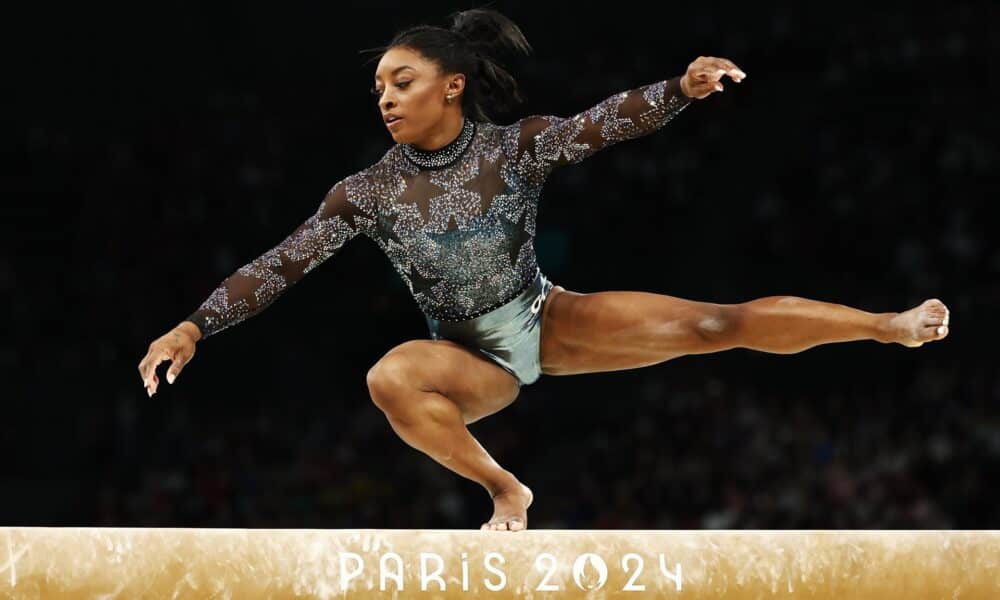 Con un ejercicio de barra soberbio, precedida por una ovación atronadora en el pabellón de Bercy, la estadounidense Simone Biles regresó este domingo al escenario olímpico. EFE/EPA/ANNA SZILAGYI