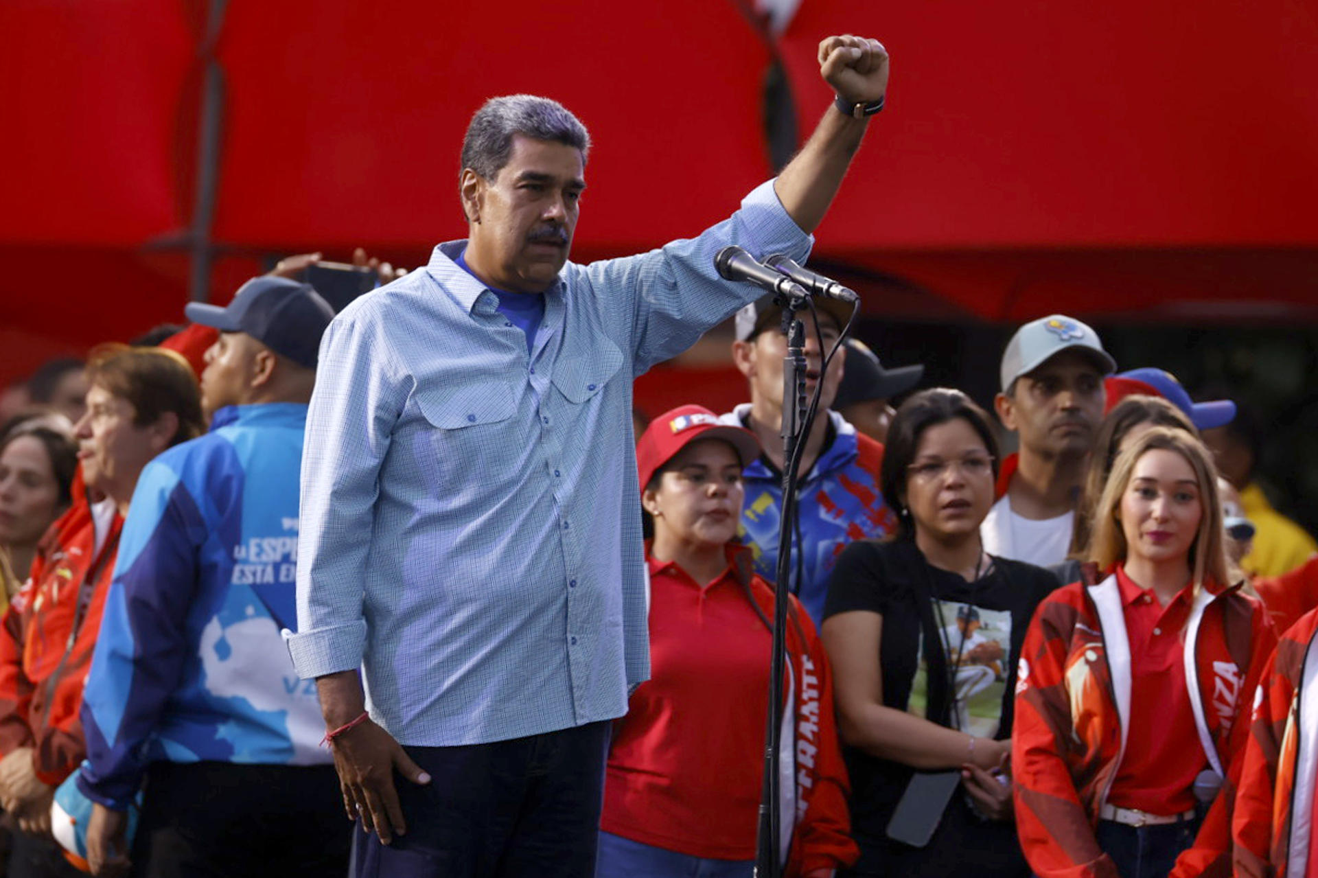 El presidente de Venezuela y aspirante a la reelección, Nicolás Maduro, saluda a los asistentes al cierre de su campaña este jueves, en Caracas (Venezuela). EFE/ Henry Chirinos