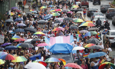 Personas participan en una marcha con motivo del Día del Orgullo LGTBI, este sábado en San Salvador (El Salvador). EFE/ Rodrigo Sura