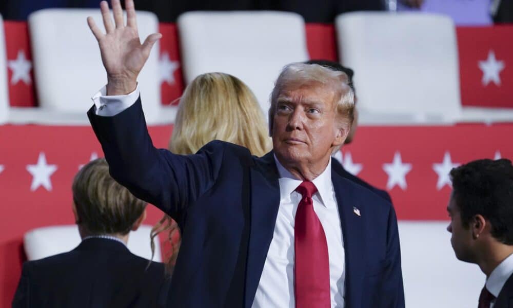 El candidato presidencial republicano y expresidente Donald J. Trump llega con su familia durante el último día de la Convención Nacional Republicana (RNC) en el Foro Fiserv en Milwaukee, Wisconsin, EE.UU., el 18 de julio de 2024. EFE/EPA/Shawn Thew