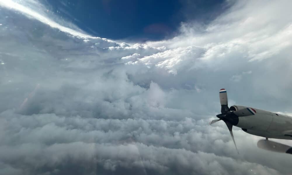 Fotografía divulgada este martes por el Centro de Operaciones de Aeronaves (AOC) de la Oficina Nacional de Administración Oceánica y Atmosférica (NOAA) tomada desde un avión caza huracanes mientras se adentra en el ojo del huracán Beryl durante su paso por El Caribe. EFE/NOAA