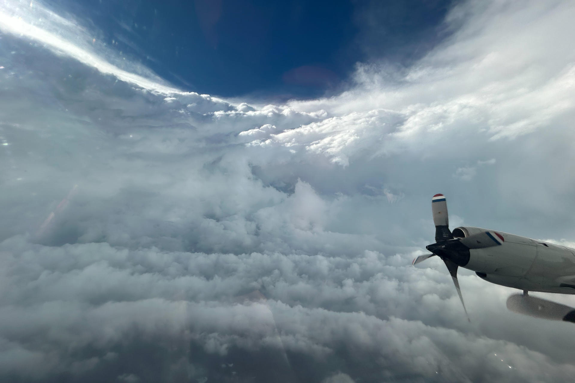 Fotografía divulgada este martes por el Centro de Operaciones de Aeronaves (AOC) de la Oficina Nacional de Administración Oceánica y Atmosférica (NOAA) tomada desde un avión caza huracanes mientras se adentra en el ojo del huracán Beryl durante su paso por El Caribe. EFE/NOAA