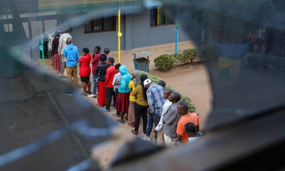 Los ciudadanos hacen cola para emitir sus votos en un centro de votación en Kigali, Ruanda, 15 de julio de 2024. El actual Presidente de Ruanda, Paul Kagame, busca un cuarto mandato. EFE/DANIEL IRUNGU