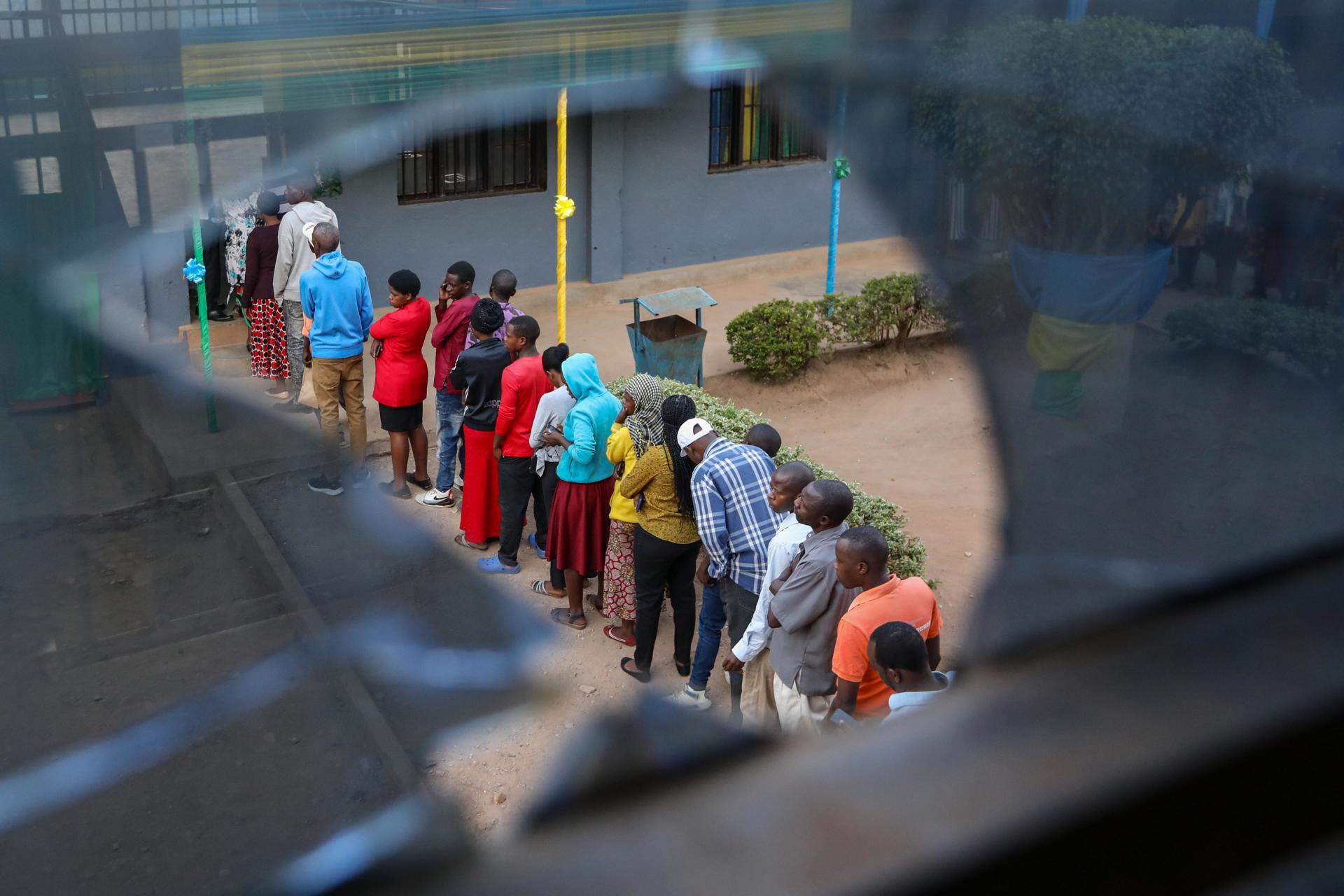 Los ciudadanos hacen cola para emitir sus votos en un centro de votación en Kigali, Ruanda, 15 de julio de 2024. El actual Presidente de Ruanda, Paul Kagame, busca un cuarto mandato. EFE/DANIEL IRUNGU