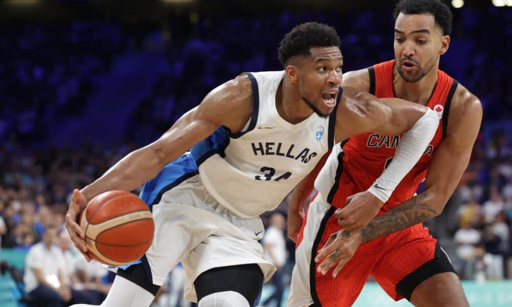 Giannis Antetokounmpo y Trey Lyles of Canada durante el partido Grecia-Canadá de esta domingo. EFE/EPA/ALEX PLAVEVSKI