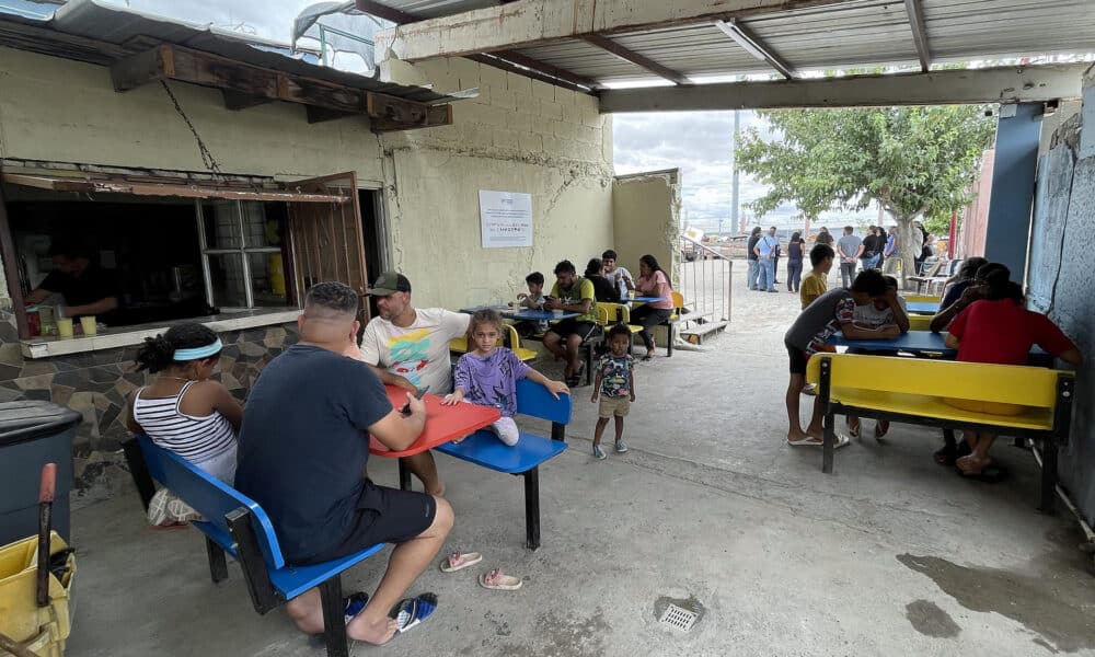 Migrantes descansan en el albergue 'Vida' a orillas del Río Bravo, el 1 de julio de 2024 en Ciudad Juárez (México). EFE/ Luis Torres