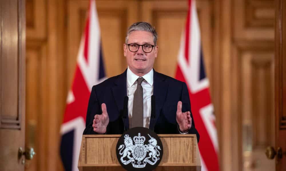 El primer ministro británico, Keir Starmer, habla durante una conferencia de prensa tras su primera reunión de gabinete, en Downing Street, Londres, Gran Bretaña, el 6 de julio de 2024. Un ex economista del Banco de Inglaterra, el primer británico negro que asistió a la Facultad de Derecho de Harvard y un ex trabajador sindicalizado se encuentran entre los que ocuparon altos puestos en el primer gobierno laborista de Gran Bretaña en 14 años. Keir Starmer se convirtió en el nuevo primer ministro del país el 5 de julio, después de que su partido obtuviera una victoria aplastante en las elecciones generales. (deslizamiento de tierras, Reino Unido, Londres) EFE/EPA/CHRIS J. RATCLIFFE / PISCINA