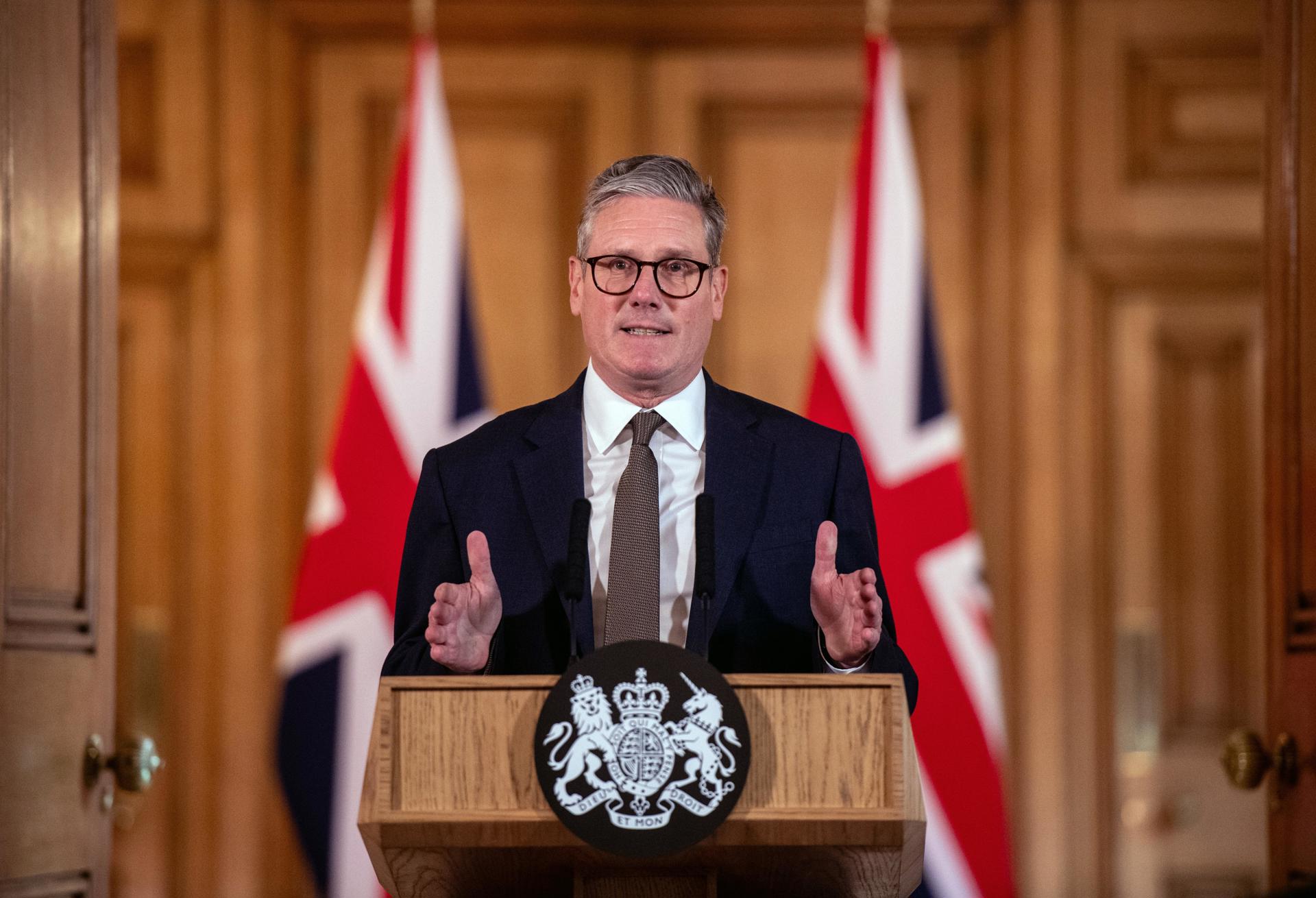 El primer ministro británico, Keir Starmer, habla durante una conferencia de prensa tras su primera reunión de gabinete, en Downing Street, Londres, Gran Bretaña, el 6 de julio de 2024. Un ex economista del Banco de Inglaterra, el primer británico negro que asistió a la Facultad de Derecho de Harvard y un ex trabajador sindicalizado se encuentran entre los que ocuparon altos puestos en el primer gobierno laborista de Gran Bretaña en 14 años. Keir Starmer se convirtió en el nuevo primer ministro del país el 5 de julio, después de que su partido obtuviera una victoria aplastante en las elecciones generales. (deslizamiento de tierras, Reino Unido, Londres) EFE/EPA/CHRIS J. RATCLIFFE / PISCINA