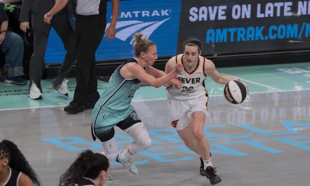 Fotografía de archivo en la que se registró a la base estrella de las Indiana Fever, Caitlin Clark (d), durante un partido de la WNBA. Las Fever se impusieron este domingo por 74-81 a las Minnesota Lynx. EFE Ángel Colmenares