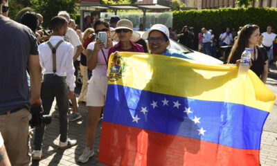 Un grupo de venezolanos residentes en Madrid espera fuera del centro de votaciones habilitado en Madrid para los comicios presidenciales de este domingo 28 de julio. EFE/Victor Lerena