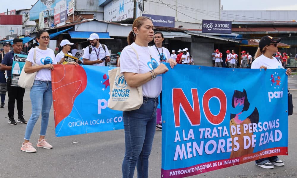 Varias personas participan de una caminata binacional con motivo del Día Internacional contra la Trata de Personas, este martes en la localidad fronteriza de Paso Canoas (Panamá). EFE/ Marcelino Rosario