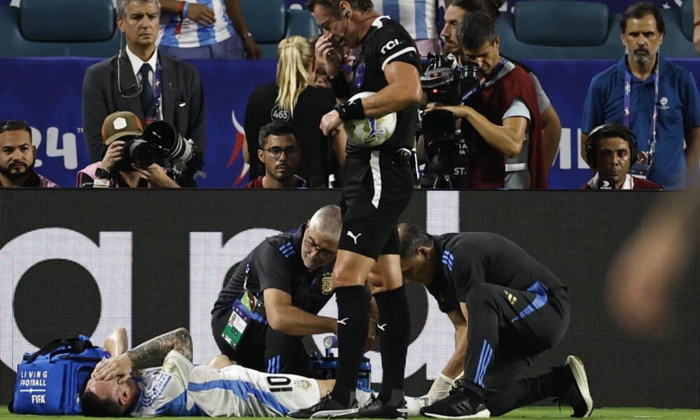 El capitán de la selección argentina de fútbol, Lionel Messi (abajo), fue registrado el pasado 14 de julio al lamentarse y ser atendido y por un esguince en su tobillo derecho, durante la final de la Copa América 2024 contra Colombia, en el estadio Hard Rock de Miami Gardens (Florida, EE.UU.). EFE/CJ Gunther