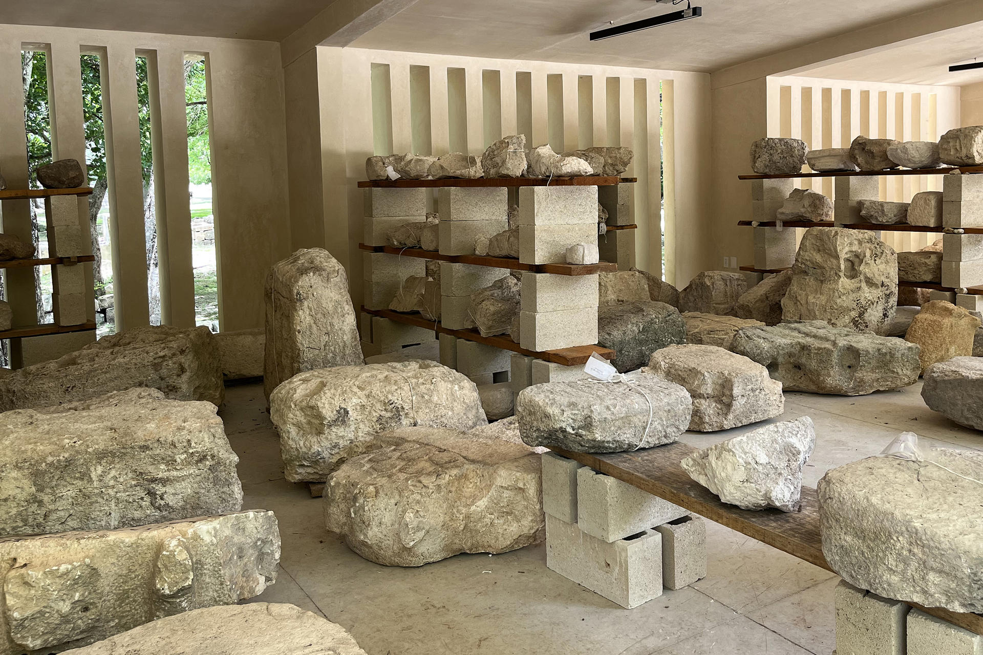 Fotografía que muestra piezas arqueológicas que se exhiben en el Museo de Sitio Edzná, este sábado en el municipio de Calakmul (México). EFE/ Martha López