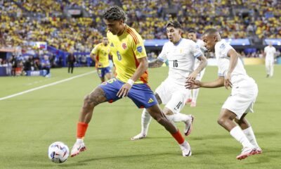 El centrocampista colombiano Richard Ríos (2-d) fue registrado este miércoles, 10 de julio, al defender un balón ante la marca de los uruguayos Mathías Olivera (c) y Nicolás de la Cruz (d), durante la segunda semifinal de la Copa América 2024, en el estadio Bank of America de Charlotte (Carolina del Norte, EE.UU.). EFE/Brian Westerholt