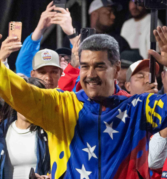 El presidente de Venezuela, Nicolás Maduro, celebra tras conocer los resultados de las elecciones presidenciales este lunes, en Caracas (Venezuela). EFE/ Ronald Peña R.