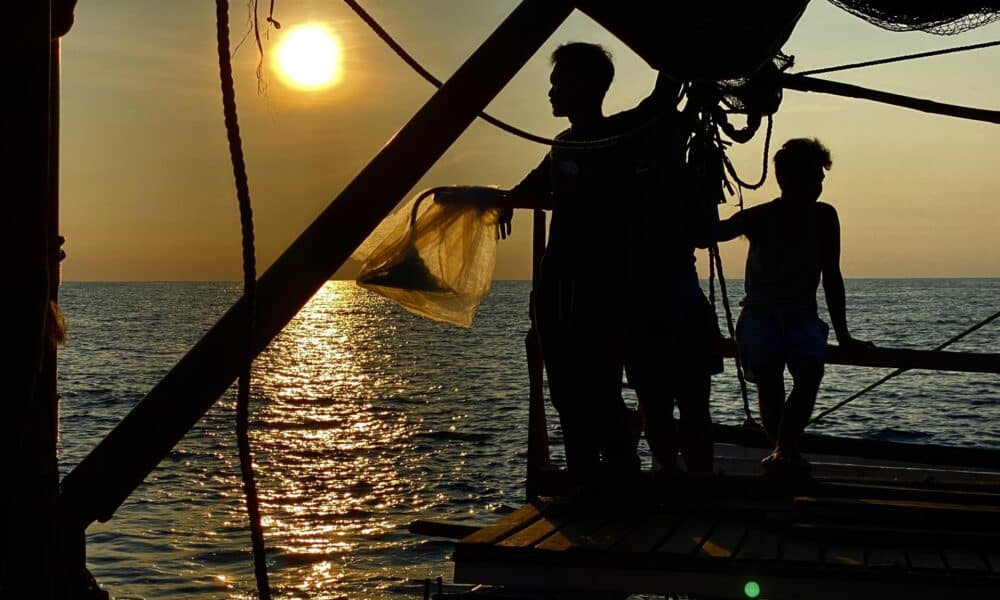 Fotografía de archivo de pescadores filipinos a bordo de un barco de madera motorizado mientras navegan por las aguas del disputado mar de China Meridional, el 16 de mayo de 2024. EFE/EPA/Francis R. Malasig