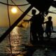 Fotografía de archivo de pescadores filipinos a bordo de un barco de madera motorizado mientras navegan por las aguas del disputado mar de China Meridional, el 16 de mayo de 2024. EFE/EPA/Francis R. Malasig