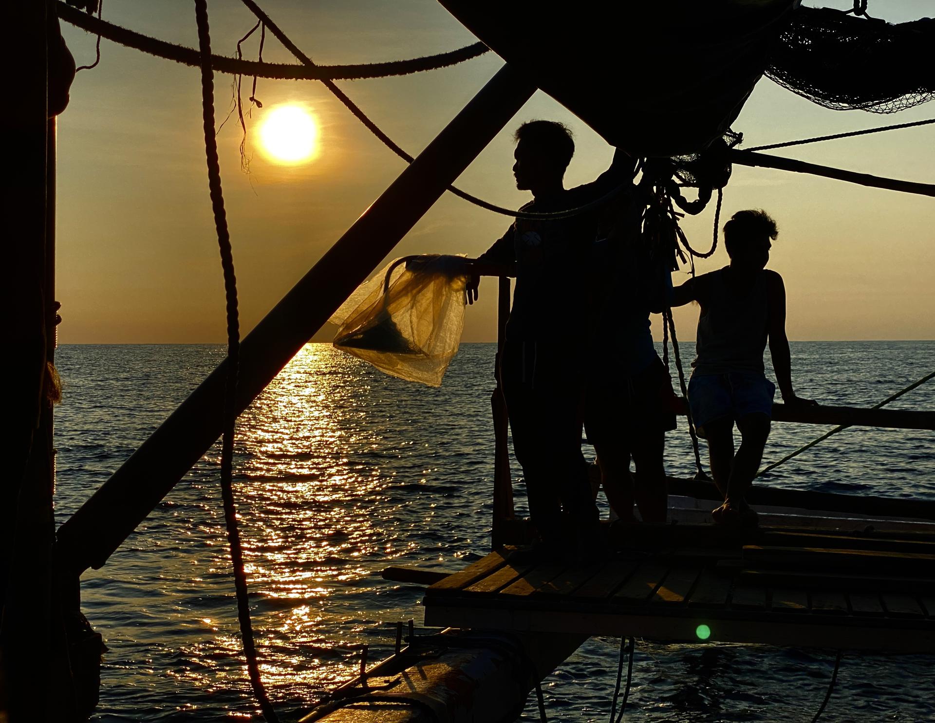 Fotografía de archivo de pescadores filipinos a bordo de un barco de madera motorizado mientras navegan por las aguas del disputado mar de China Meridional, el 16 de mayo de 2024. EFE/EPA/Francis R. Malasig