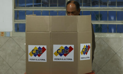 Un hombre vota este domingo, en un centro de votación en Caracas (Venezuela). EFE/ Henry Chirinos