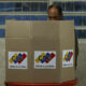 Un hombre vota este domingo, en un centro de votación en Caracas (Venezuela). EFE/ Henry Chirinos