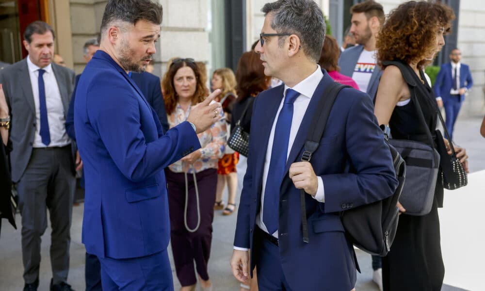 El portavoz de ERC, Gabriel Rufián (i) conversa con el ministro de Presidencia, Justicia y Relaciones con las Cortes, Félix Bolaños, tras el pleno extraordinario del Congreso que este jueves debate la toma en consideración de la proposición de ley Orgánica de reforma de la Ley Orgánica 6/1985, de 1 de julio, del Poder Judicial y de reforma de la Ley 50/1981, de 30 de diciembre, por la que se regula el Estatuto Orgánico del Ministerio Fiscal. EFE/ Mariscal