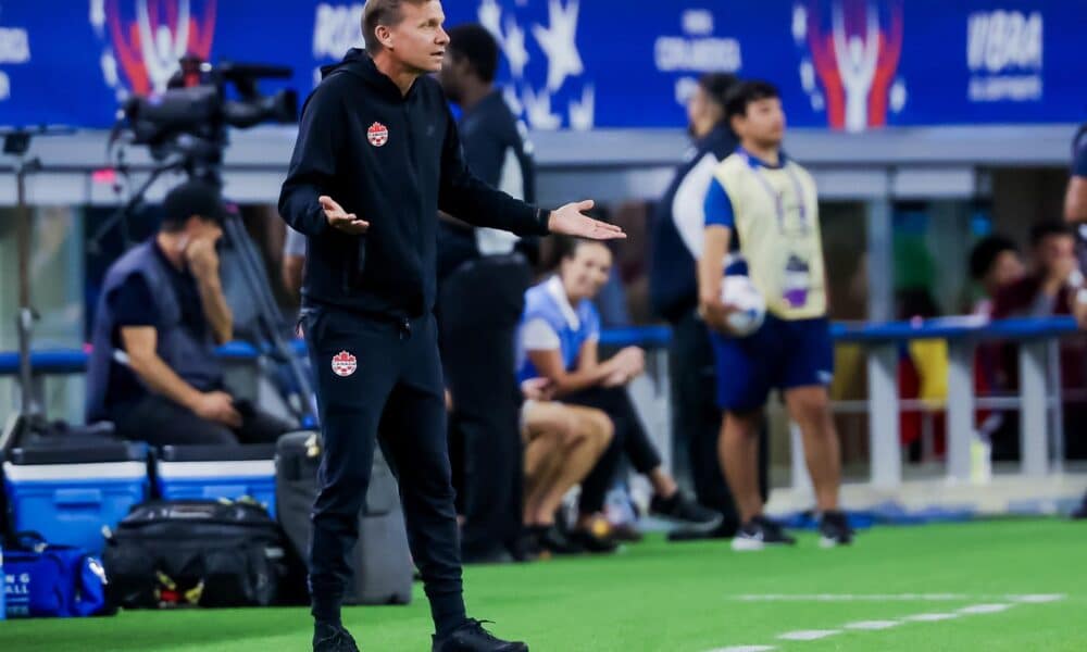 El seleccionador de Canadá, Jesse Marsch, fue registrado este viernes, 5 de julio, durante el segundo partido de los cuartos de final de la Copa América 2024 contra Venezuela, en el estadio AT&T de Arlington (Texas, EE.UU.). EFE/Kevin Jairaj