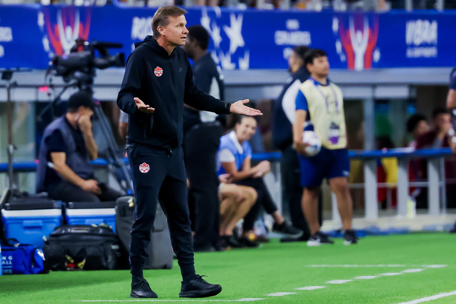 El seleccionador de Canadá, Jesse Marsch, fue registrado este viernes, 5 de julio, durante el segundo partido de los cuartos de final de la Copa América 2024 contra Venezuela, en el estadio AT&T de Arlington (Texas, EE.UU.). EFE/Kevin Jairaj