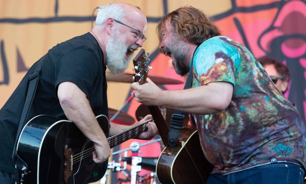 Imagen de archivo de los actores y músicos estadounidenses Jack Black (d) y Kyle Gass (i), de la banda de rock cómico Tenacious D, durante una actuación en Nuremberg (Alemania) en 2019. EFE/EPA/TIMM SCHAMBERGER