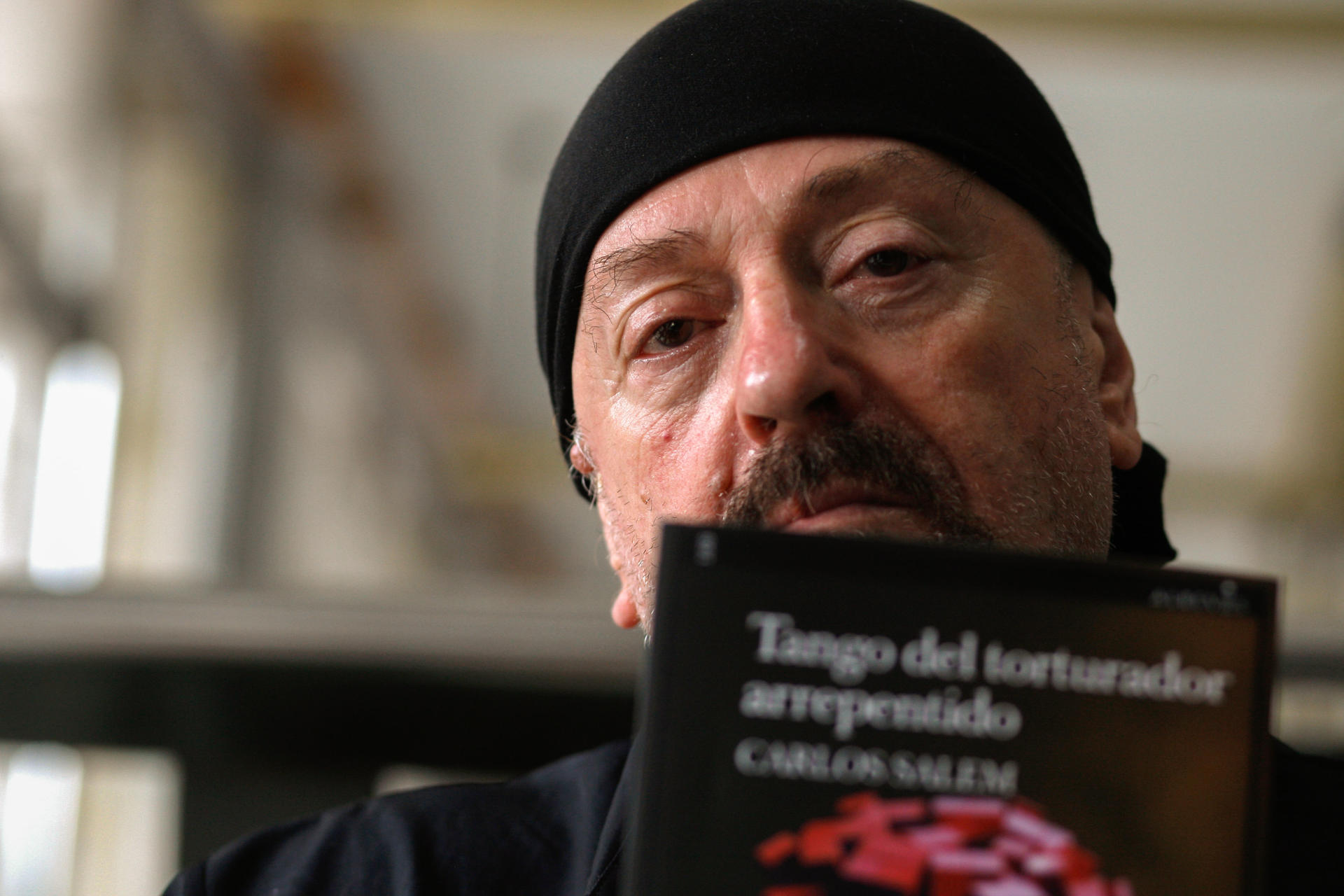 El escritor argentino Carlos Salem presenta su novela "Tango de un torturador arrepentido" este jueves en la Semana Negra de Gijón (Asturias). EFE/ Juan González