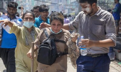 Una persona herida recibe asistencia mientras los manifestantes se enfrentan a la policía durante las protestas de estudiantes en Daca, Bangladés, el 18 de julio de 2024. EFE/EPA/MONIRUL ALAM