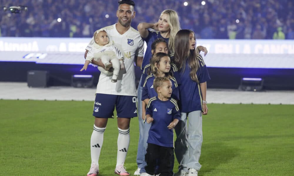 El delantero colombiano Radamel Falcao García (2d) fue registrado este martes, 16 de julio, al posar con su familia, durante su presentación como nuevo futbolista del club bogotano de fútbol Millonarios, en el estadio Nemesio Campín de Bogotá (Colombia). EFE/Carlos Ortega