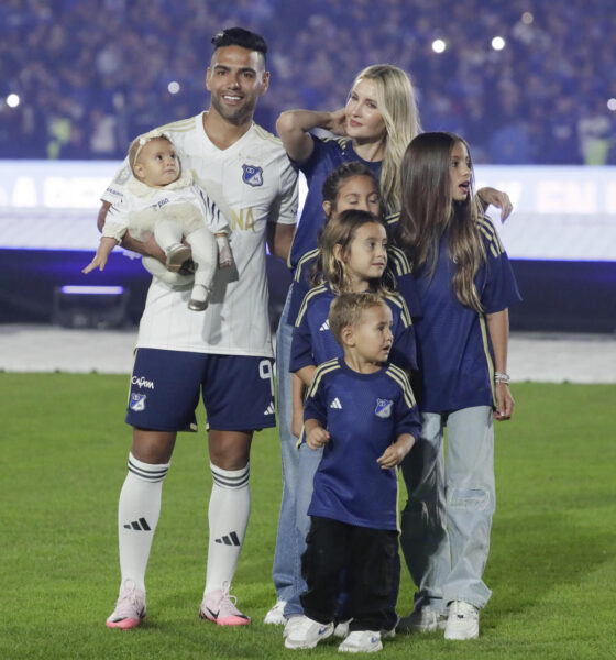 El delantero colombiano Radamel Falcao García (2d) fue registrado este martes, 16 de julio, al posar con su familia, durante su presentación como nuevo futbolista del club bogotano de fútbol Millonarios, en el estadio Nemesio Campín de Bogotá (Colombia). EFE/Carlos Ortega