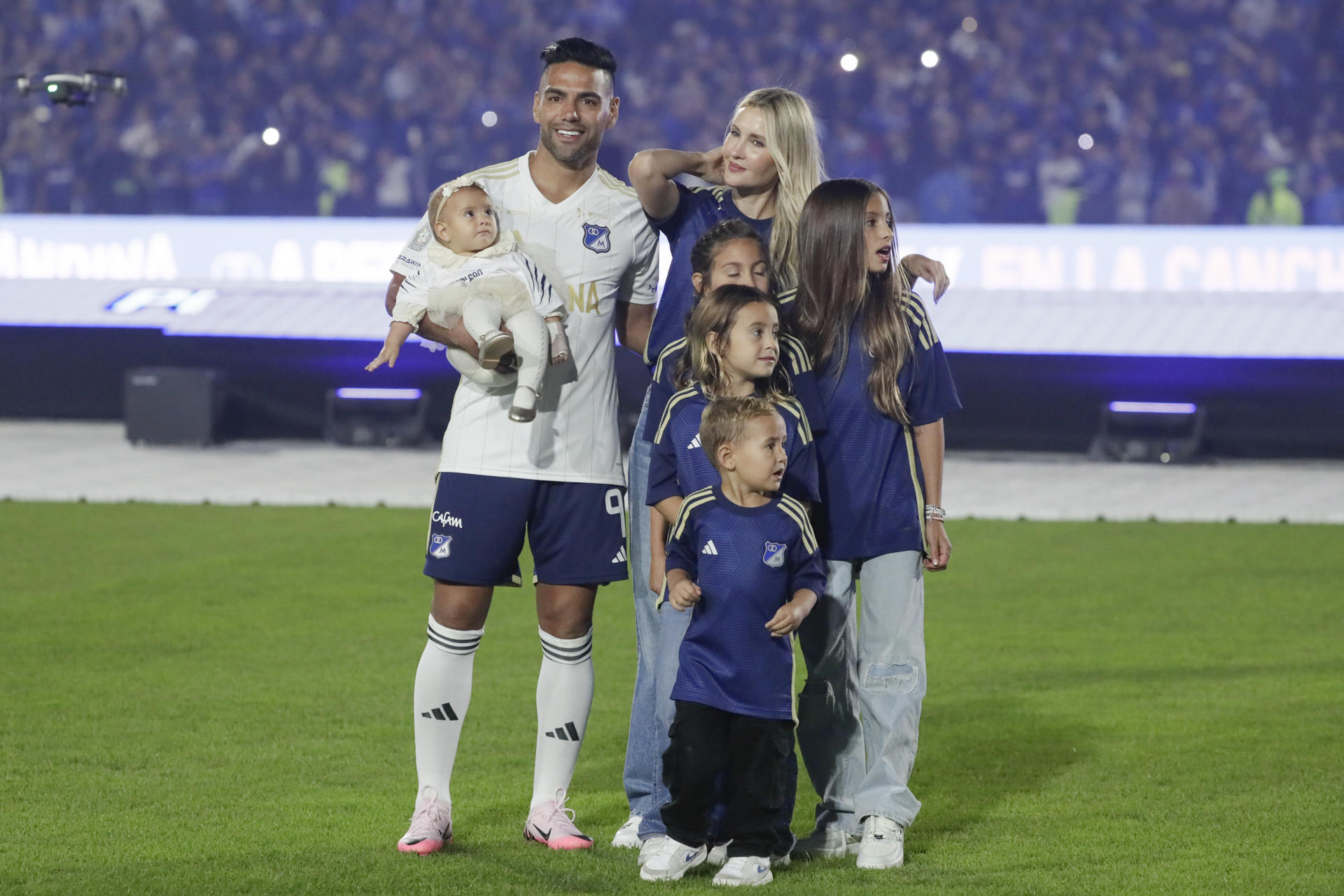 El delantero colombiano Radamel Falcao García (2d) fue registrado este martes, 16 de julio, al posar con su familia, durante su presentación como nuevo futbolista del club bogotano de fútbol Millonarios, en el estadio Nemesio Campín de Bogotá (Colombia). EFE/Carlos Ortega