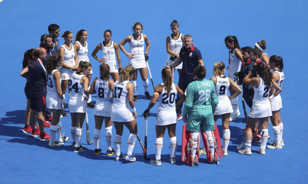 El seleccionador español de hockey femenino, Carlos García Cuenca (c-d), se dirige a sus jugadoras durante un descanso del partido contra Estados Unidos. EFE/ Sashenka Gutiérrez