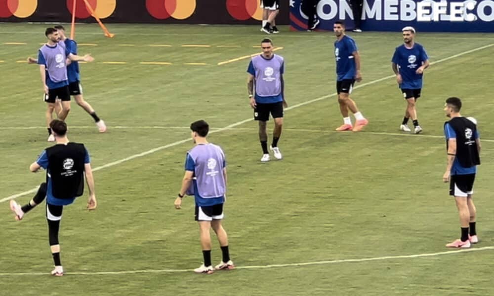 Jugadores de la selección de Uruguay entrenan este viernes, en Charlotte (EE.UU.). EFE/Andrea Montolivo