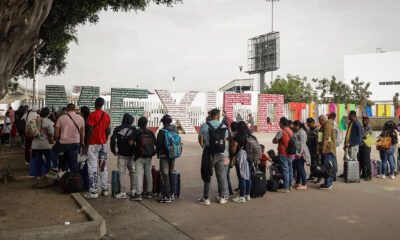 Migrantes hacen fila sobre una calle, el 19 de julio de 2024 en la ciudad de Tijuana en Baja California (México). EFE/Joebeth Terriquez