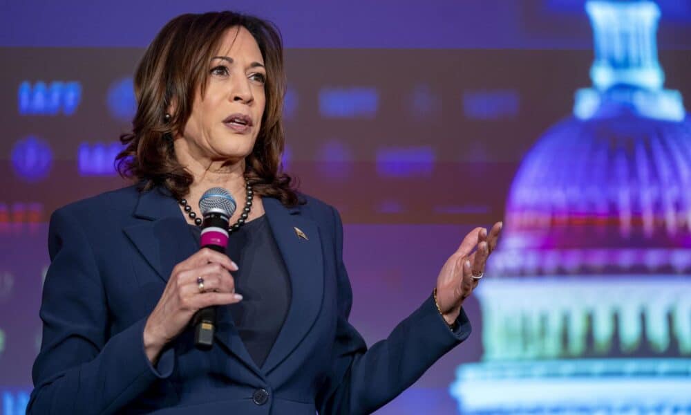 Fotografía de archivo de la vicepresidenta Kamala Harris durante la Conferencia Legislativa de la Asociación Internacional de Bomberos en el Hyatt Regency Capitol Hill el 4 de marzo de 2024, en Washington (Estados Unidos). EFE/Bonnie Cash