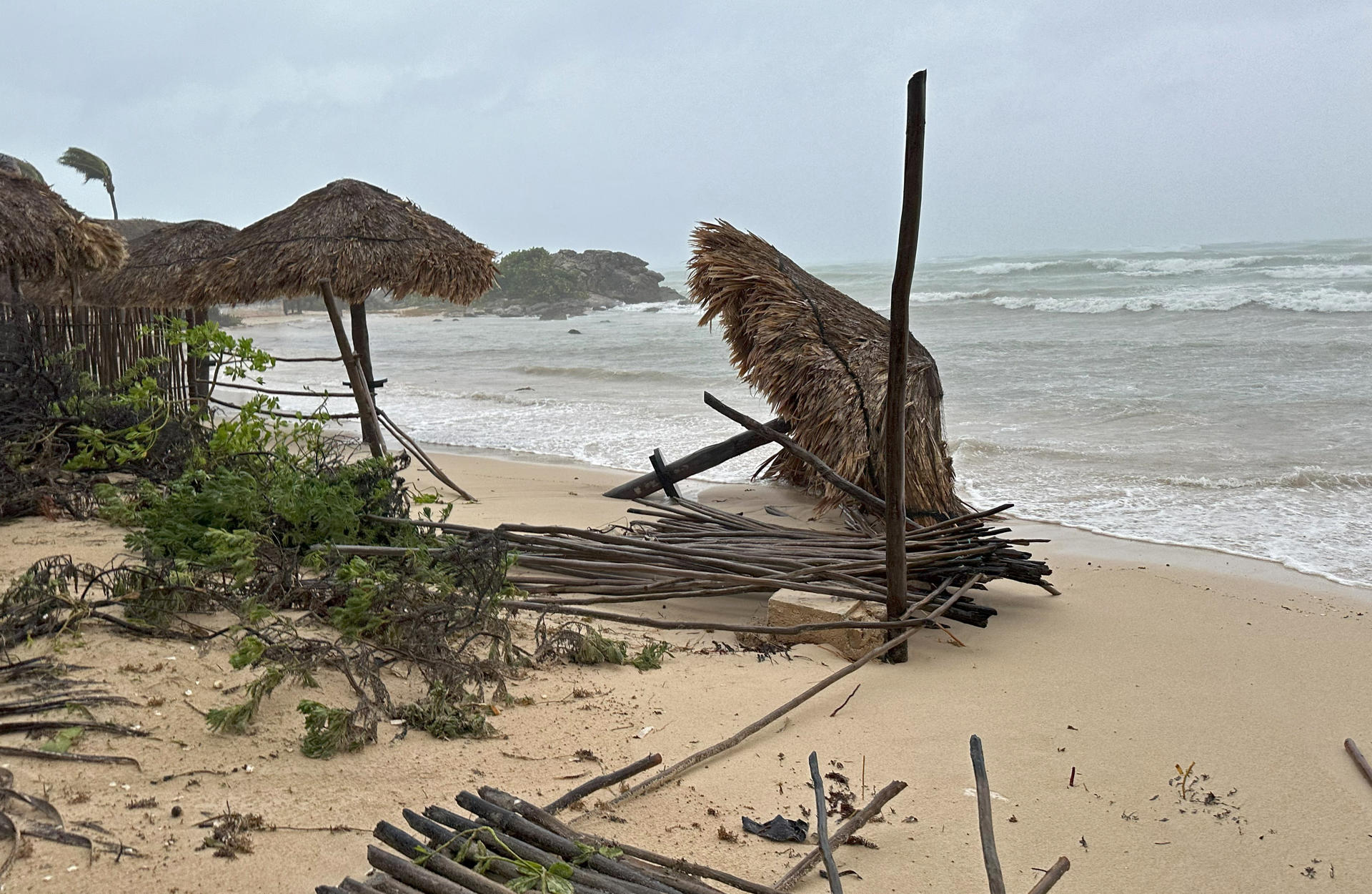 Fotografía donde se observa la entrada del huracán Berly, este viernes al municipio de Felipe Carrillo Puerto en Quintana Roo (México). EFE/Alonso Cupul