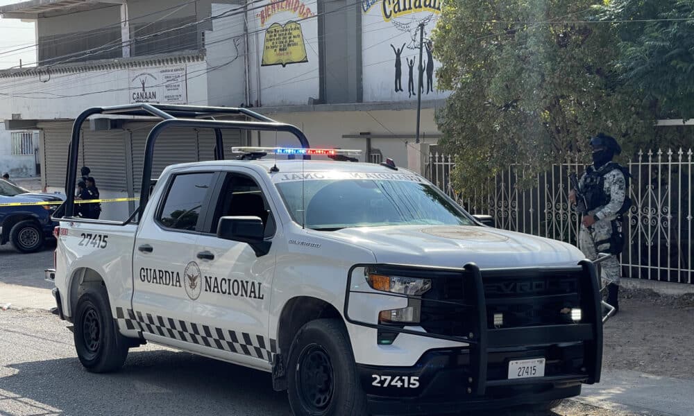 Elementos de la Guardia Nacional resguardan la zona donde cuatro personas fueron asesinadas dentro de una vivienda, en la colonia Aztecas en Ciudad Juárez, Chihuahua (México). EFE/Luis Torres